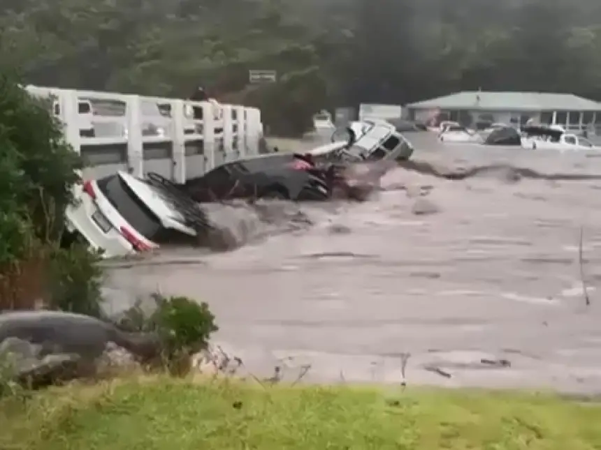 فيديو مرعب لتسونامي يضرب ولاية أسترالية ويجرف السيارات الى البحر