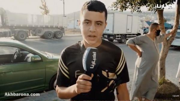 شاب يبيع لوازم العيد لشراء الكتب المدرسية للموسم المقبل