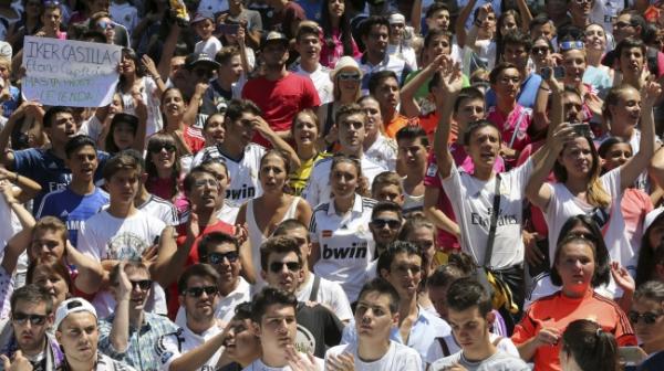 جماهير ريال مدريد تهاجم مقر النادي و تطالب بيريز بالاستقالة