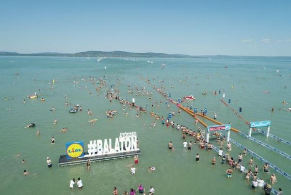 رغم كورونا.. الآلاف يشاركون في أطول سباق للسباحة في المياه المفتوحة بأوروبا