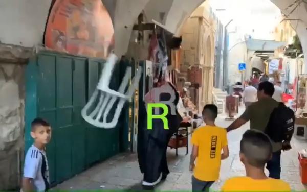 فلسطينيون يطردون سعوديا من المسجد الأقصى بالكراسي والأحذية