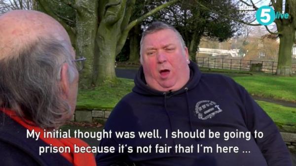 بالفيديو: مواجهة عاطفية بين أب وسائق شاحنة تسبب بمقتل ابنه