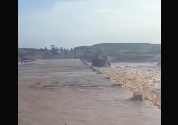 شاهد .. لحظة جرف سيول لسيارة للنقل المزدوج وأب يطلب من الحاضرين بإنقاذ إبنه