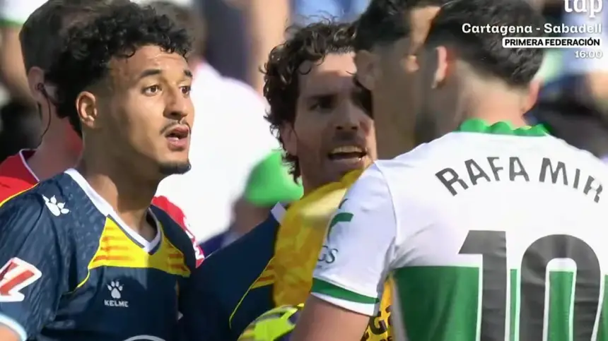 العنصرية تضرب "الليغا" من جديد: الدولي المغربي عمر الهلالي يقع ضحية إهانات رافا مير في لقاء إسبانيول وإلتشي