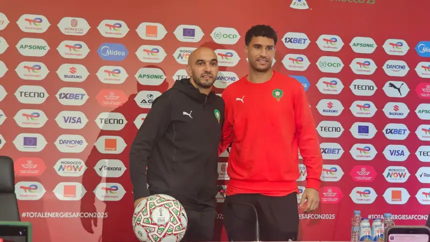 موقف طريف بين الركراكي والمحمدي بسبب مشكل في الترجمة وحارس الأسود يصر على الرد بالدارجة المغربية