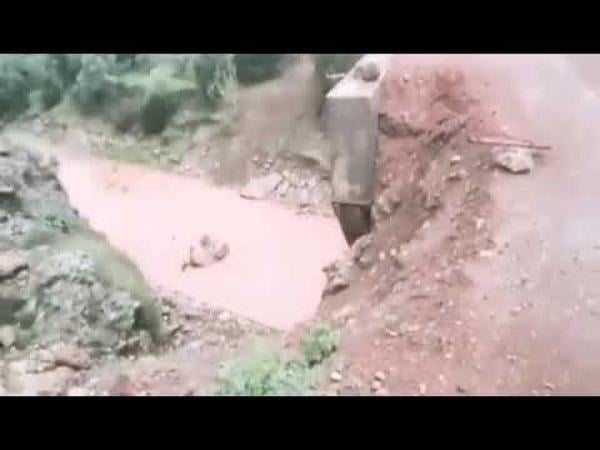 بالفيديو... نشطاء يحذرون من خطر انجراف التربة بقنطرة حديثة البناء ويطالبون المسؤولين بالتدخل