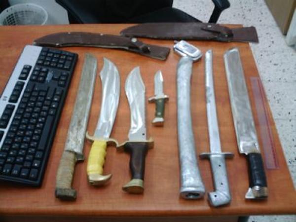 خطير ... أمن بوجدور يحجز 25 سيفا داخل سيارة أحد المرشحين