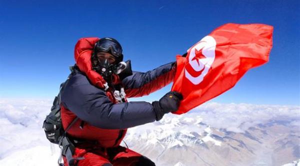 الطاهر المناعي ..أول تونسي يصل إلى قمة إيفرست