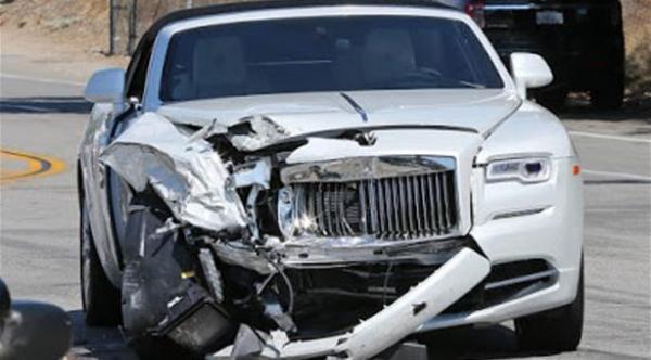 شابان يستقران بدراجتهما البخارية داخل سيارة فارهة