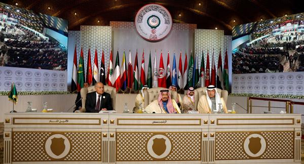 شاهد..الكاميرات تلتقط لحظة انسحاب الملك سلمان من قمة تونس