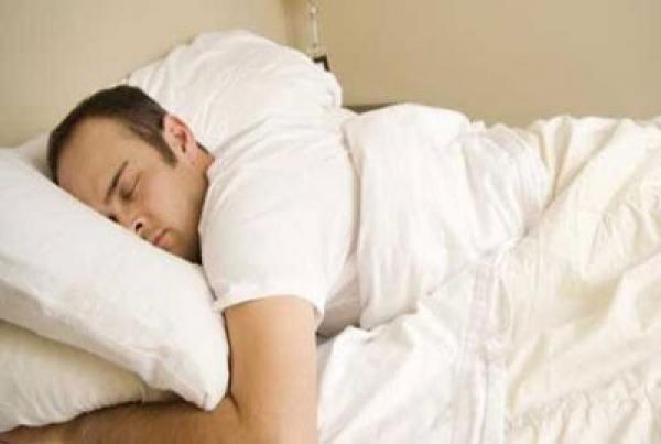 تعرف على مخاطر النوم على البطن