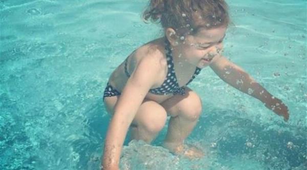 صورة جديدة تحيّر 3 ملايين شخص: هذه الطفلة تقفز في الماء أم أنها تحته؟