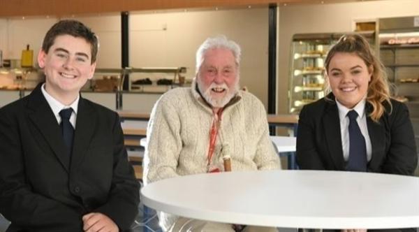 لتجنب الوحدة ..عجوز ثمانيني يذهب إلى مدرسة ثانوية لتناول طعامه 4 مرات في الأسبوع