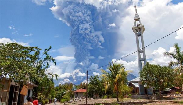 ثوران بركان "ليوتوبي لاكي لاكي" في إندونيسيا يتسبب في قتلى ودمار واسع