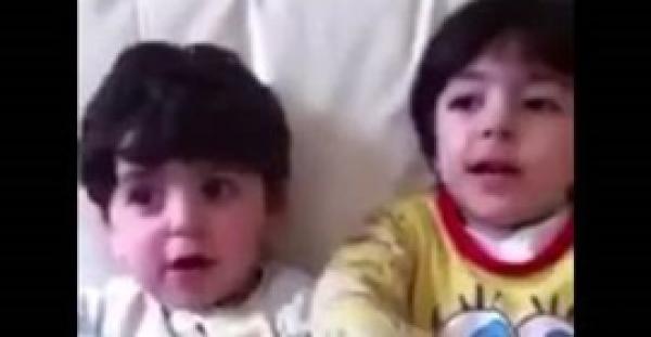 بالفيديو.. طفل يقرأ القرآن وشقيقه يصحح له