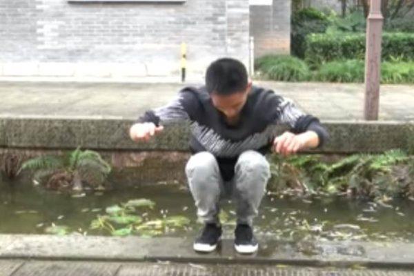 مدرب "كونغ فو" يمشي على المياه