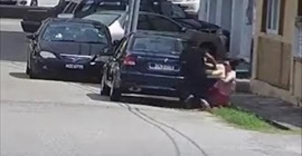 لحظة اختطاف حقيبة من يد امرأة   (فيديو)