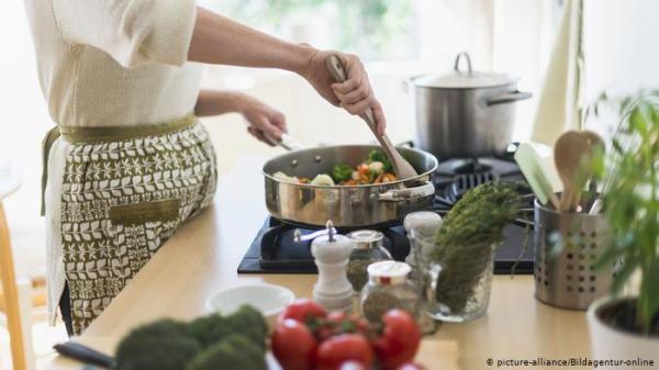 ثلاثة أشياء لا يجب الاحتفاظ بها تحت مجلى المطبخ