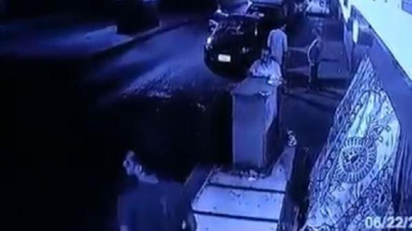 فيديو صادم.. لحظة سقوط سيارة من جسر على المارة في مصر