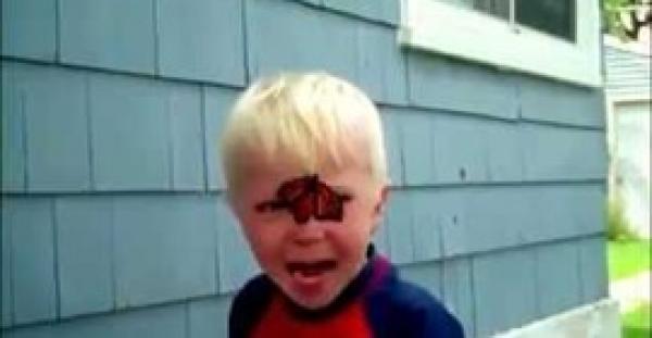 بالفيديو.. رد فعل طريف لطفل وقفت فراشة على وجهه