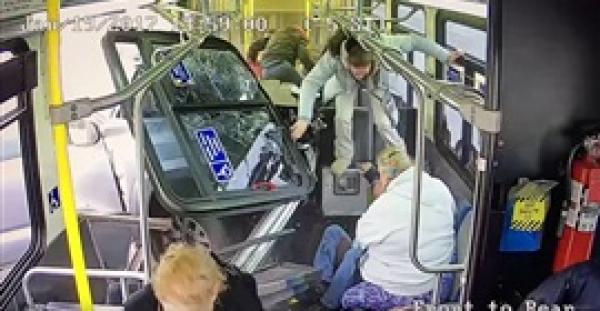 بالفيديو والصور.. حادث مروع لشاحنة تخترق جانب حافلة ركاب