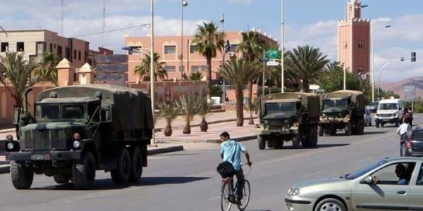 عاجل : لهذا السبب الجيش المغربي ينقل عتادا حربيا ضخما إلى طانطان