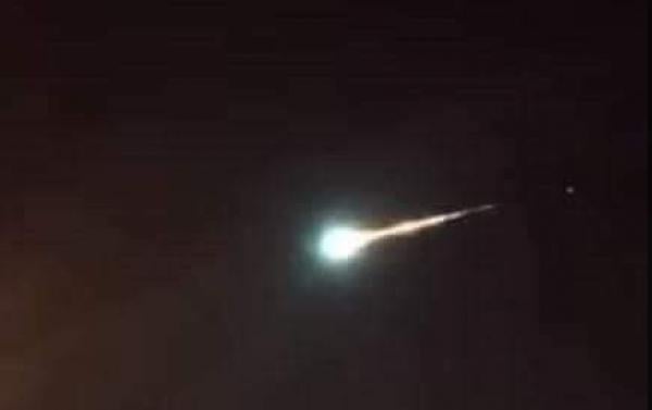 عاجل... "نيزك عملاق" يمر بسماء عدد من المدن المغربية ونشطاء يتساءلون عن طبيعته!(صور)