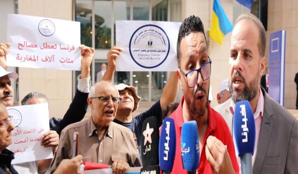 بالفيديو.. حقوقيون يحتجون أمام مقر بعثة الاتحاد الأوروبي ضد حرمان "فرنسا" آلاف المغاربة من "الفيزا" دون مبرر