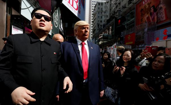 عناق "حـار" بين ترامب و كيم جونغ في هونغ كونغ (صور)