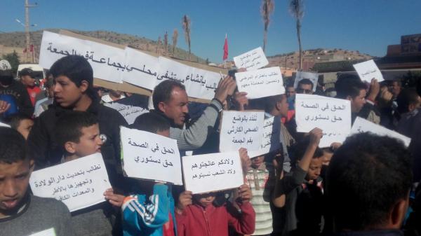 سقوط طفل من فوق شجرة ووفاته أمام مستوصف "فارغ" يخرج الساكنة للاحتجاج في مسيرة حاشدة