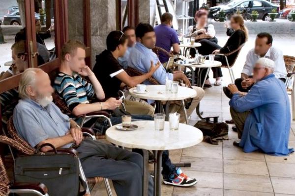 مع أو ضد : صاحب مقهى يلزم زبائنه على تجديد " الكونسوماسيون " على رأس كل ساعة أو المغادرة ( الصورة )