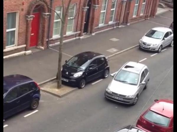 بالفيديو.. معاناة سيدة تحاول ركن سيارتها لفترة تتجاوز 30 دقيقة