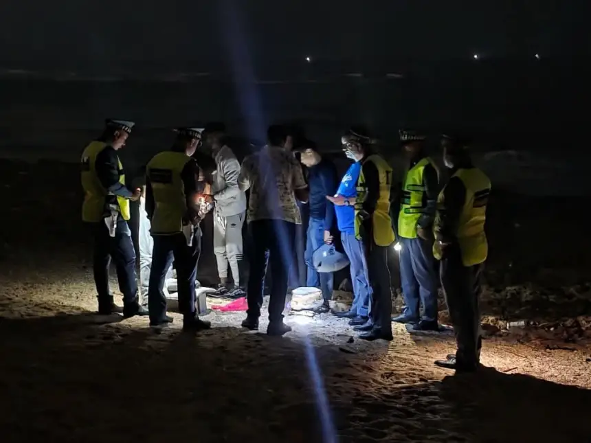 حوادث وقضاياالدرك الملكي يحبط محاولة للهجرة السرية ويوقف 36 مرشحا على متن حافلة بالفنيدقأجهضت عناصر الدرك الملكي، أمس الثلاثاء 28 يوليوز الجاري، محاولة للهجرة غير النظامية، بعد توقيف حافلة لنقل المسافرين على مستوى الطريق السيار الرابط بين تطوان