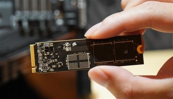 تطوير قرص صلب بسرعة 10000 ميغابايت/ثانية