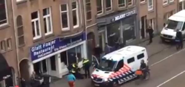 بالفيديو : رجل يحمل علم فلسطين يكسر مطعما يهوديا بهولاندا