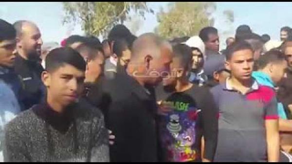 شاهد بالفيديو.. لحظة دفن الشاب الذي قتل بقرطاس الشرطة ببني ملال