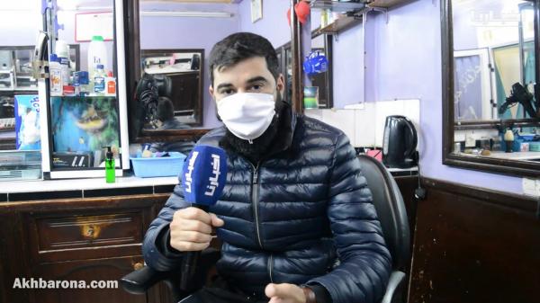 حلاق يوجه رسالة قوية لزملائه الذين يخالفون الحجر ويحلقون للزبناء بمنازلهم