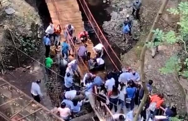 لحظة انهيار جسر في المكسيك مباشرة بعد افتتاحه (فيديو)