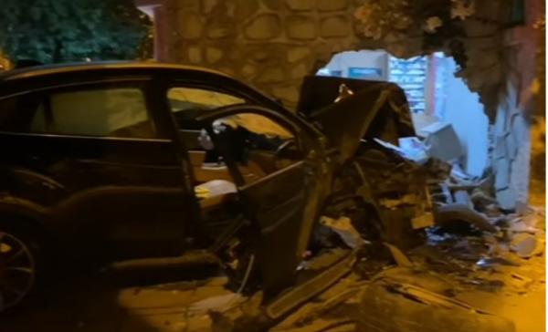 سيارة مجنونة تقتحم حائط "فيلا" وصيدلية بطنجة وتتسبب في خسائر فادحة(فيديو)