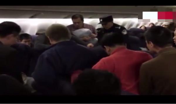 بالفيديو: طرد من الطائرة لجلوسه في مقصورة الدرجة الأولى