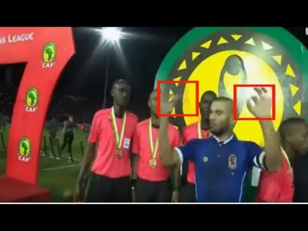 بالفيديو: تصرف مثير للجدل لمهاجم الاهلي عماد متعب بعد نهاية المباراة