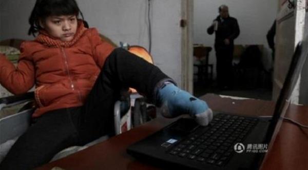 بالصور: مصابة بالشلل الدماغي تكتب رواية برجلها