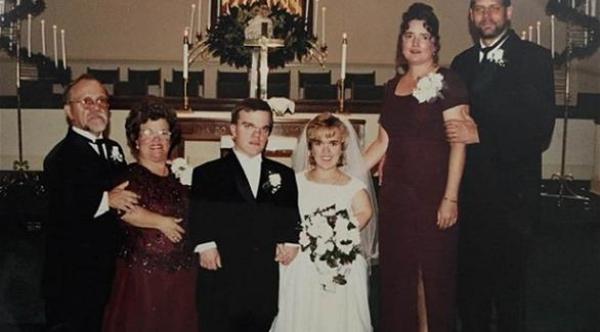 بالصور: أكبر عائلة من الأقزام في العالم