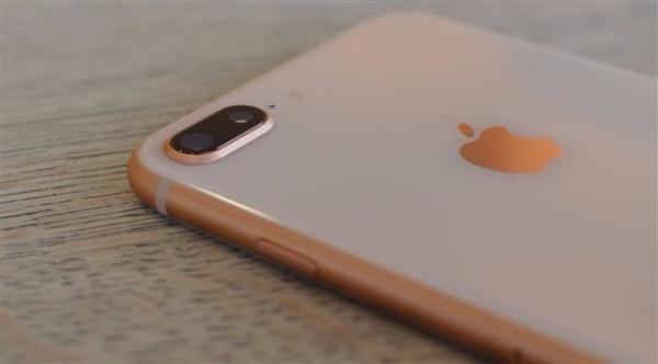 آبل تحقق في تقارير تخص انتفاخ بطاريات هواتف آي فون 8 بلس