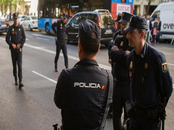 تصرف "أحمق" من مهاجر مغربي شاب بإسبانيا يدفع الشرطة لاعتقاله ومتابعته بتهم ثقيلة جدا