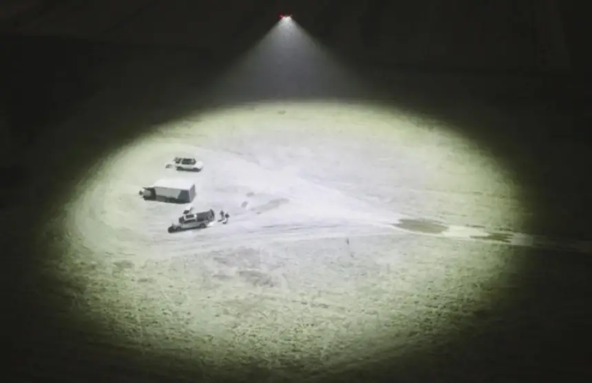 طائرة بدون طيار تُحوّل الليل إلى نهار بإضاءة مذهلة