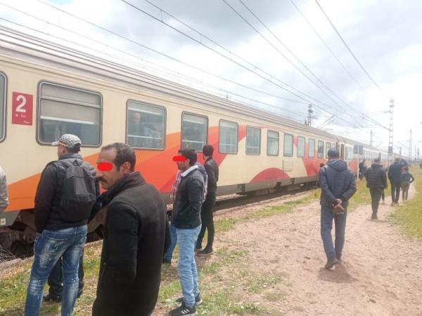 قطارات الخليع تفعلها مرة أخرى بالمواطنين بمحور سطات -الدارالبيضاء(صور+فيديو)