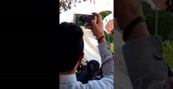 لحظة هروب فتاة من الشرطة بعد اقتحام ملعب في السعودية (فيديو)