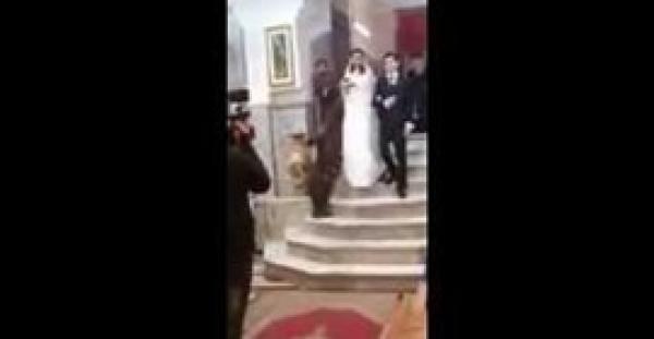 بالفيديو.. لحظة سقوط عروس أثناء مراسم الزفاف بجوار عريسها