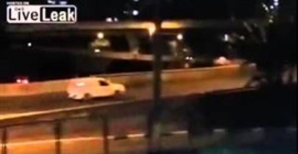 بالفيديو.. قائد سيارة يطيح بـ3 لصوص مسلحين حاولوا سرقته